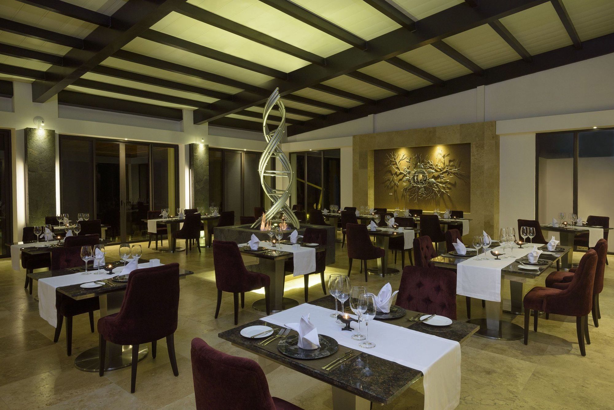 Pikaia Lodge Santa Cruz Island Εστιατόριο φωτογραφία